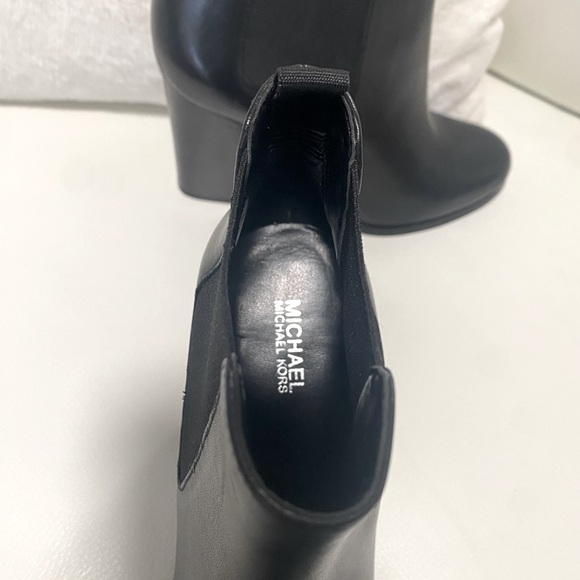 New! Never worn Michael Kors Bootie! Sz5.5 - Picture 5 of 5